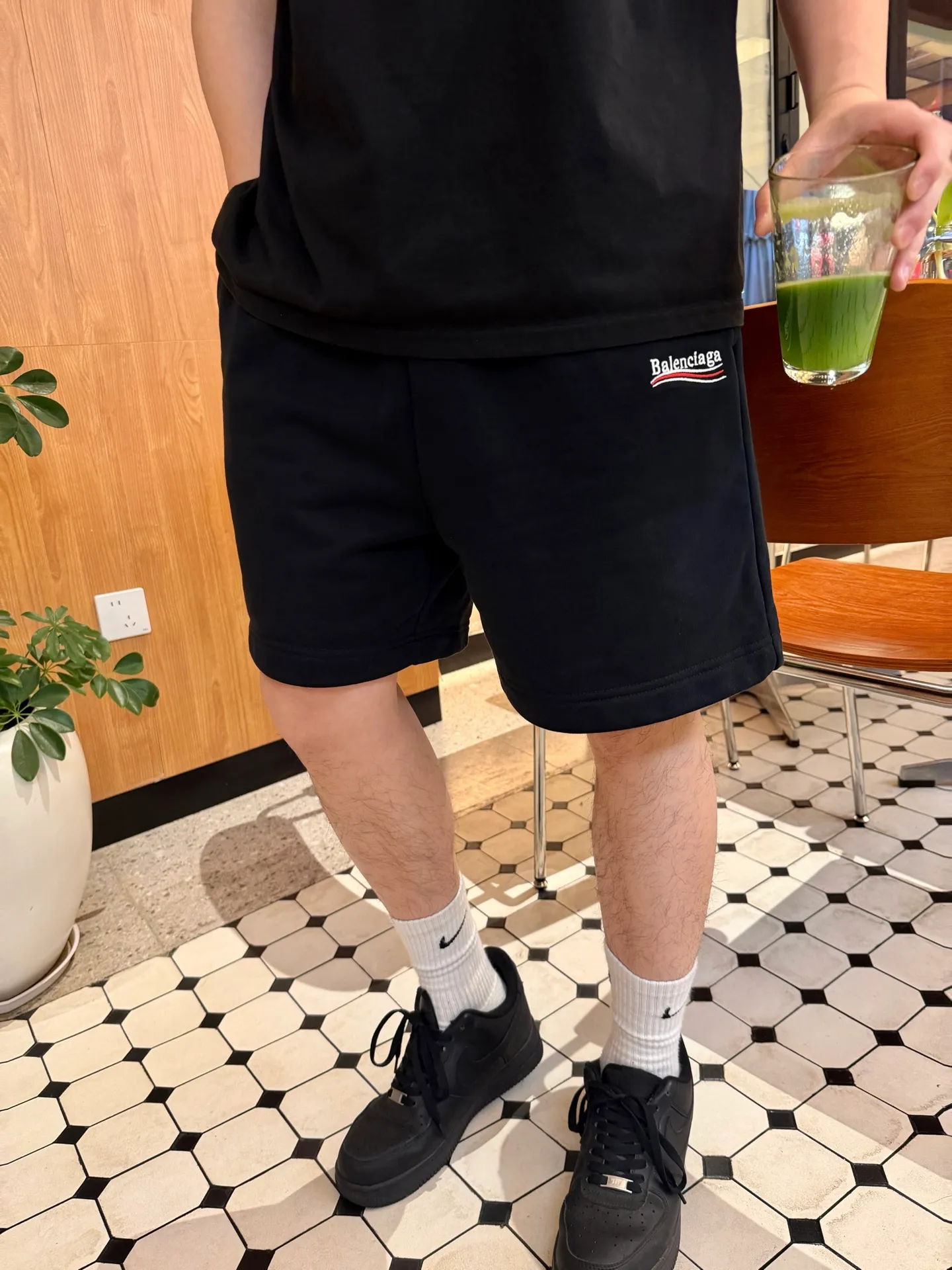 「 」
